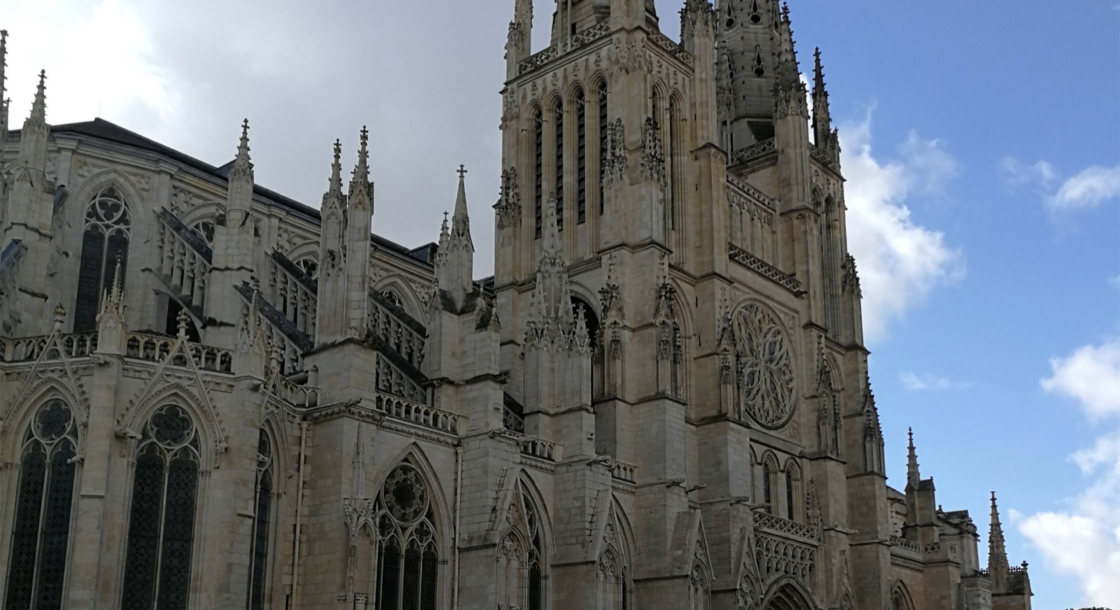 Sol en carreaux de céramique restauré dans la sacristie de la cathédrale de Bordeaux.
