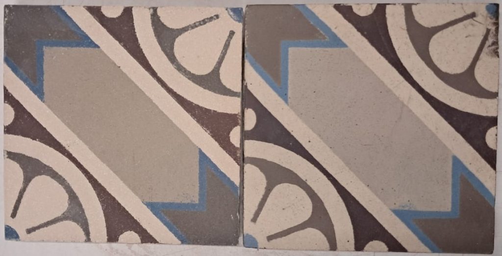 Carreaux de grès cérame Art nouveau à motifs, reproduits en atelier.