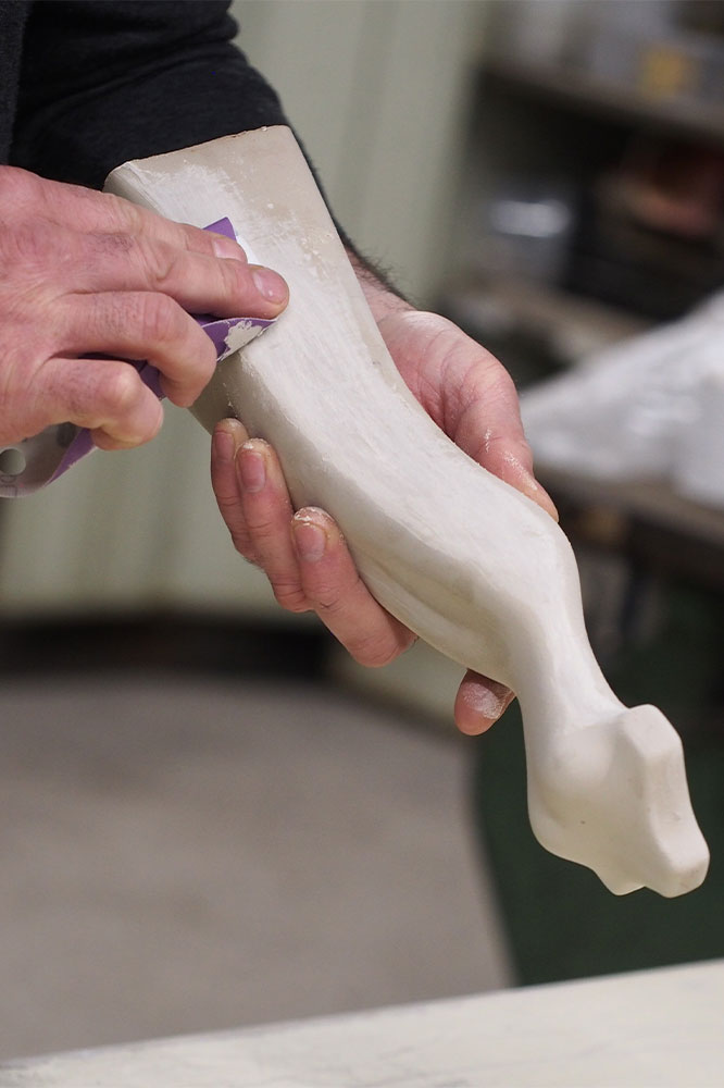 David Gudin façonnant une pièce de céramique à la main dans son atelier.