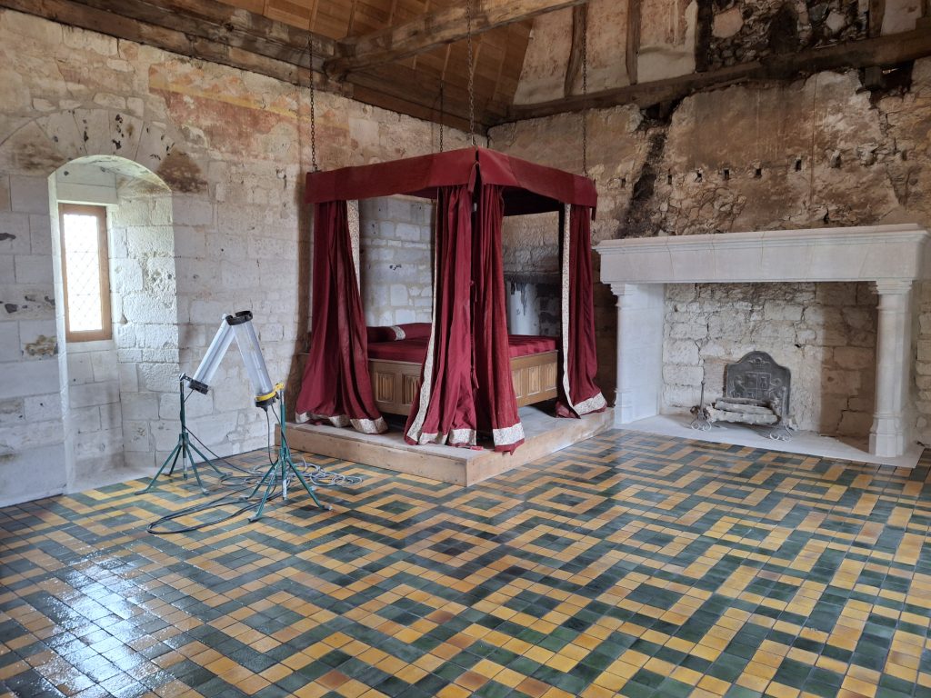 Sol en carreaux émaillés du manoir d'Agnès Sorel en cours de restauration.