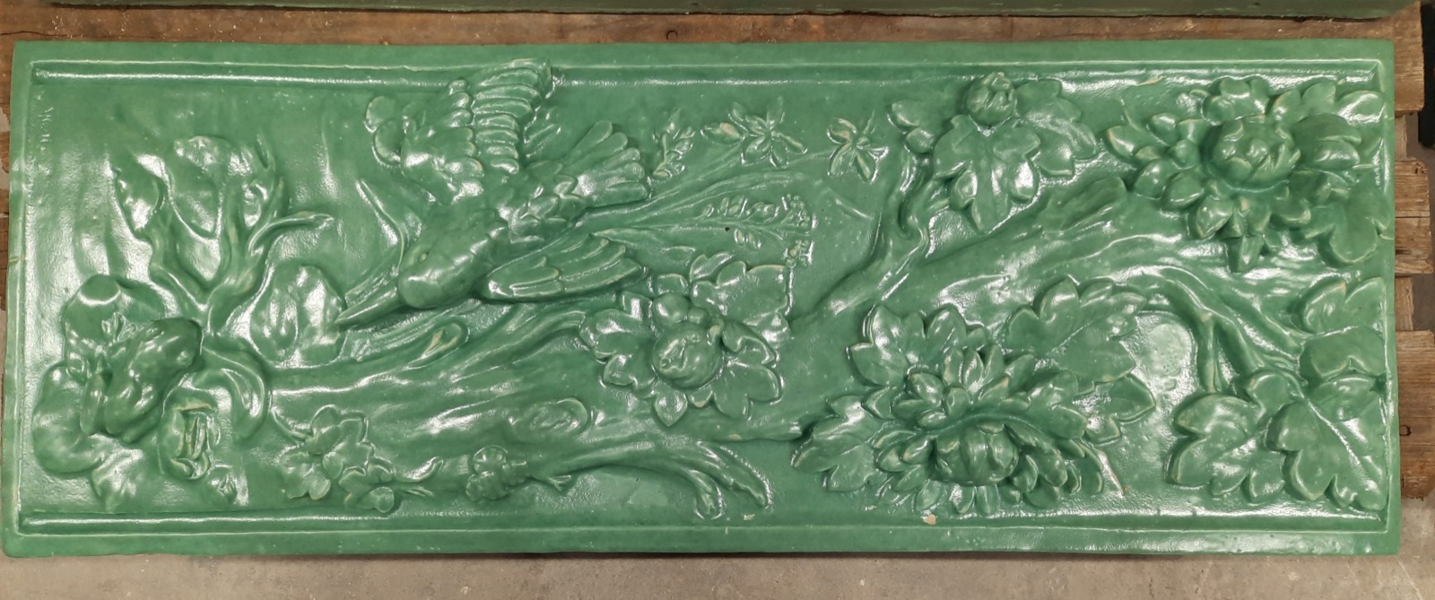 Bas-relief sculpté de La Pagode à Paris en cours de restauration à l'atelier.