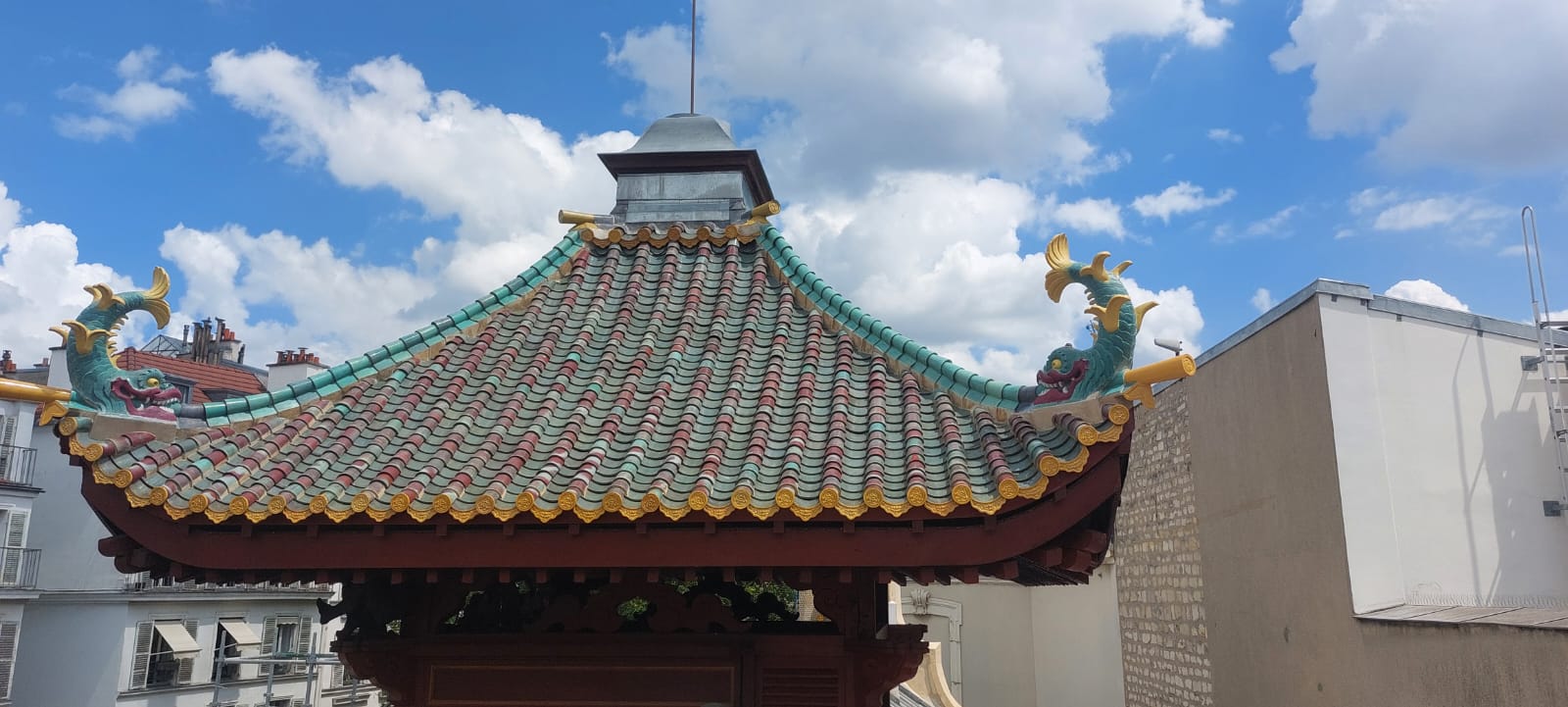 Toiture polychrome de La Pagode à Paris.